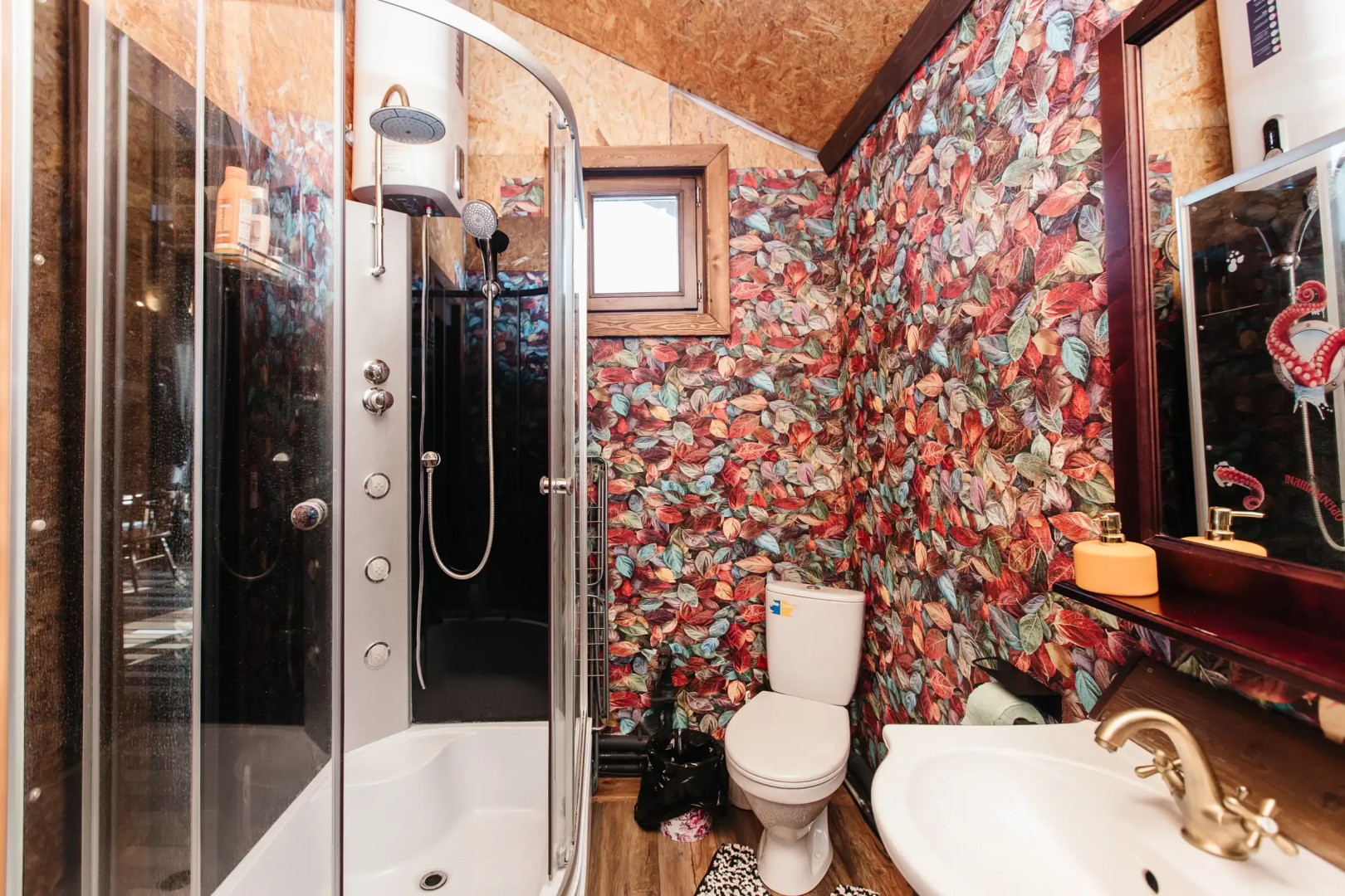 Гостевой Дом с кораблем на берегу реки