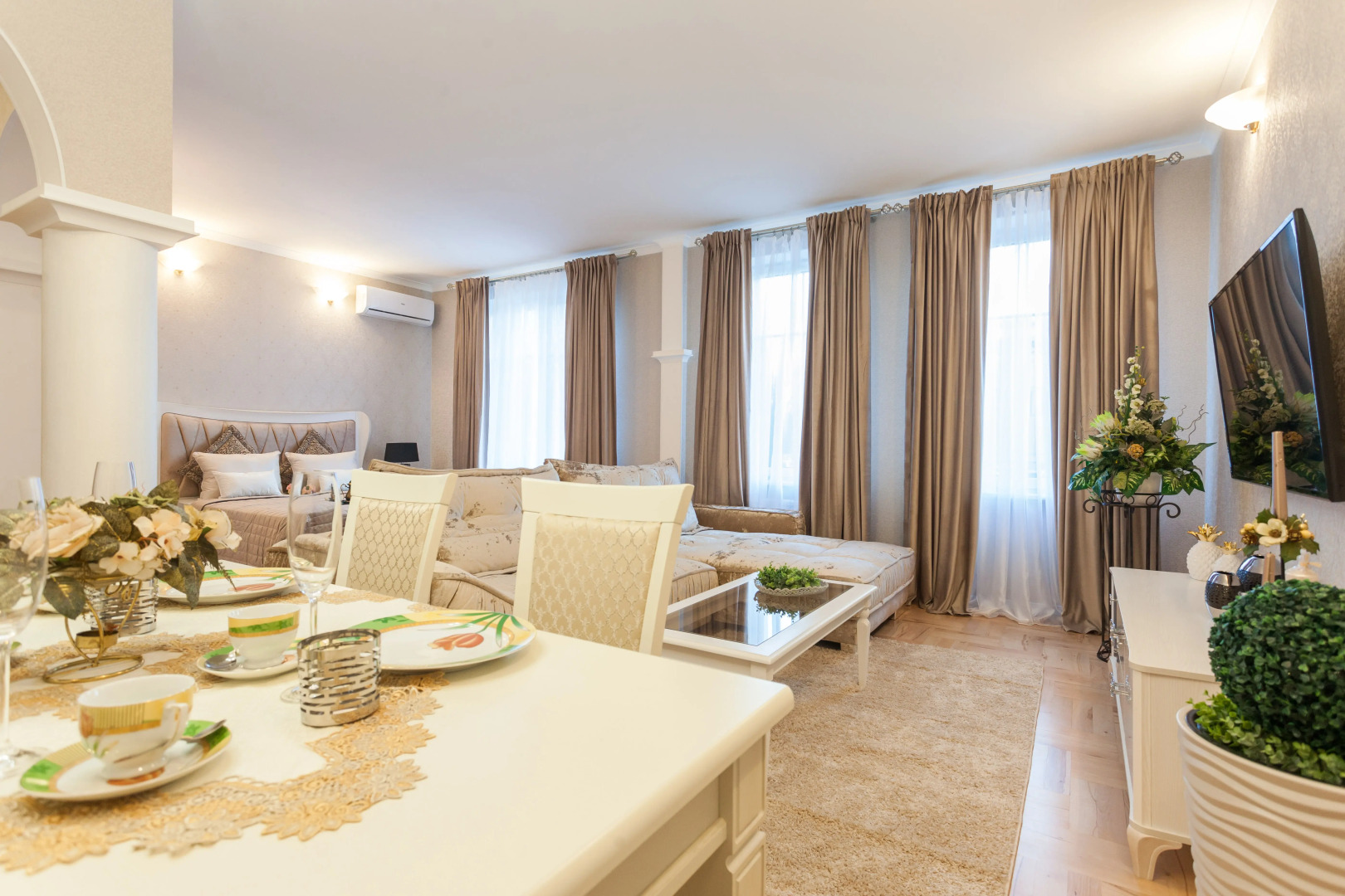 Апартаменты двухкомнатные экстра-люкс в центре