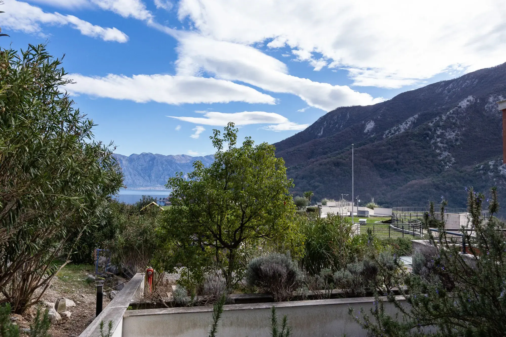 Апартаменты Gorgeous Morinj Resort