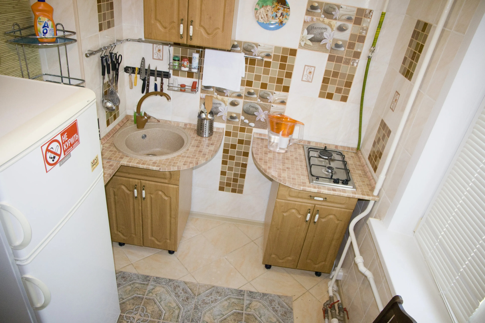 Уютная однокомнатная с изумрудным диваном и теплым полом