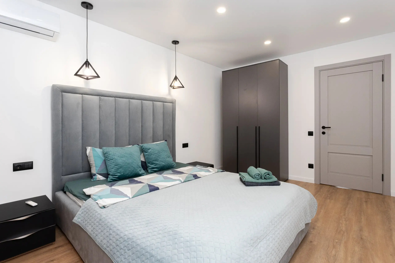 Квартира уютная трехкомнатная с двумя балконами рядом с островом Канта