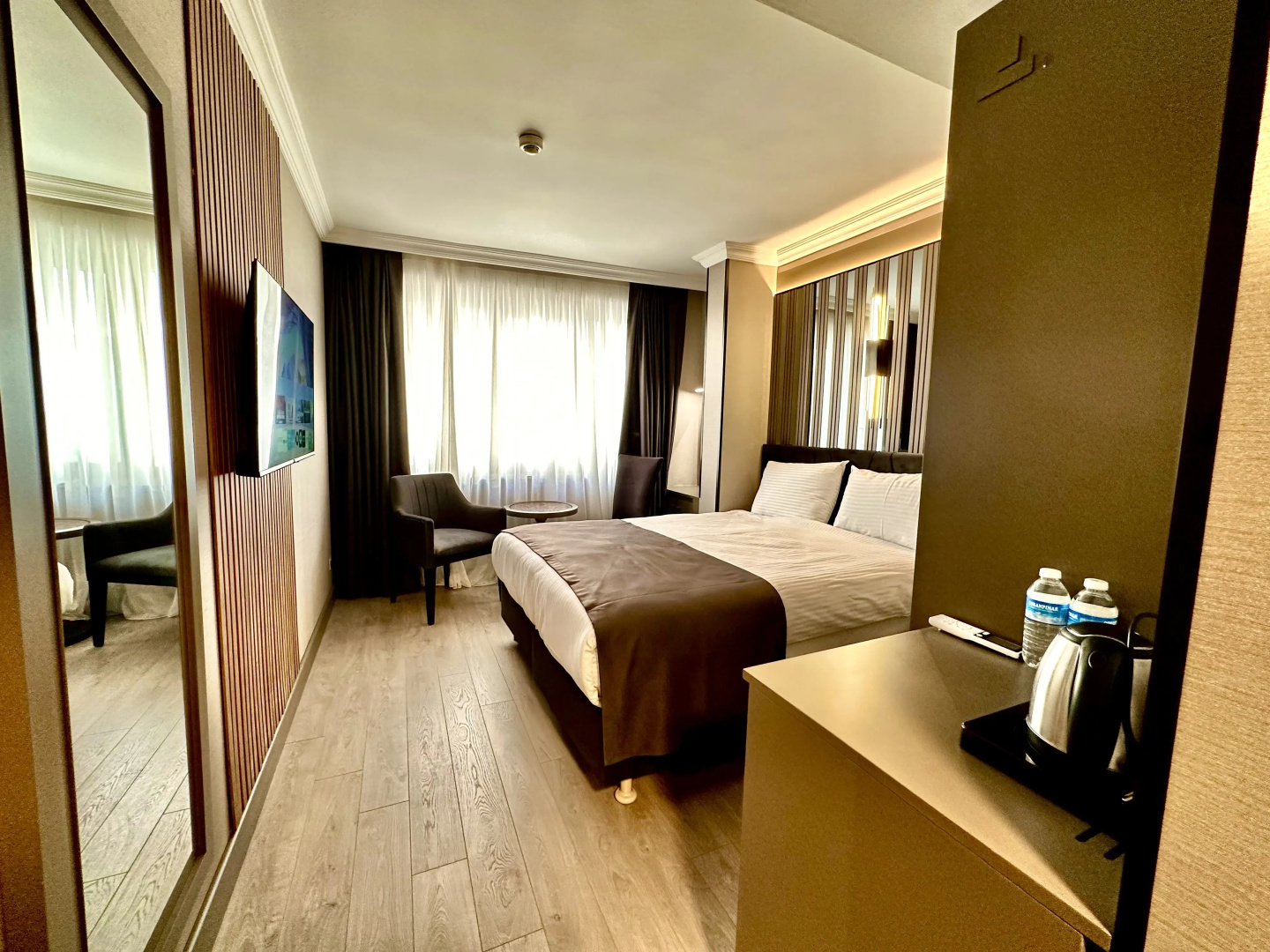 Aven Hotel
