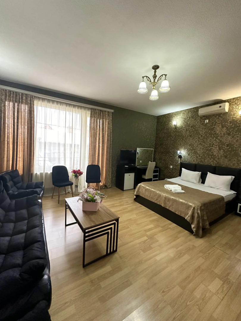 Отель Qeroli old town