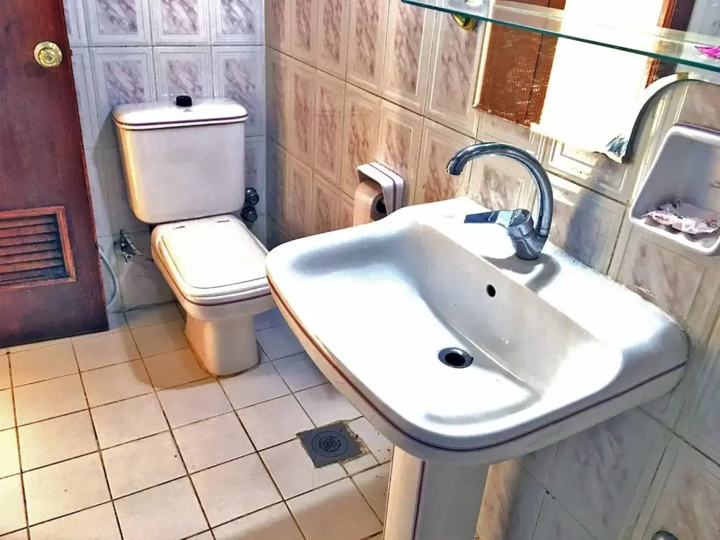 Отель Gaddis Hotel, Suites and Apartments