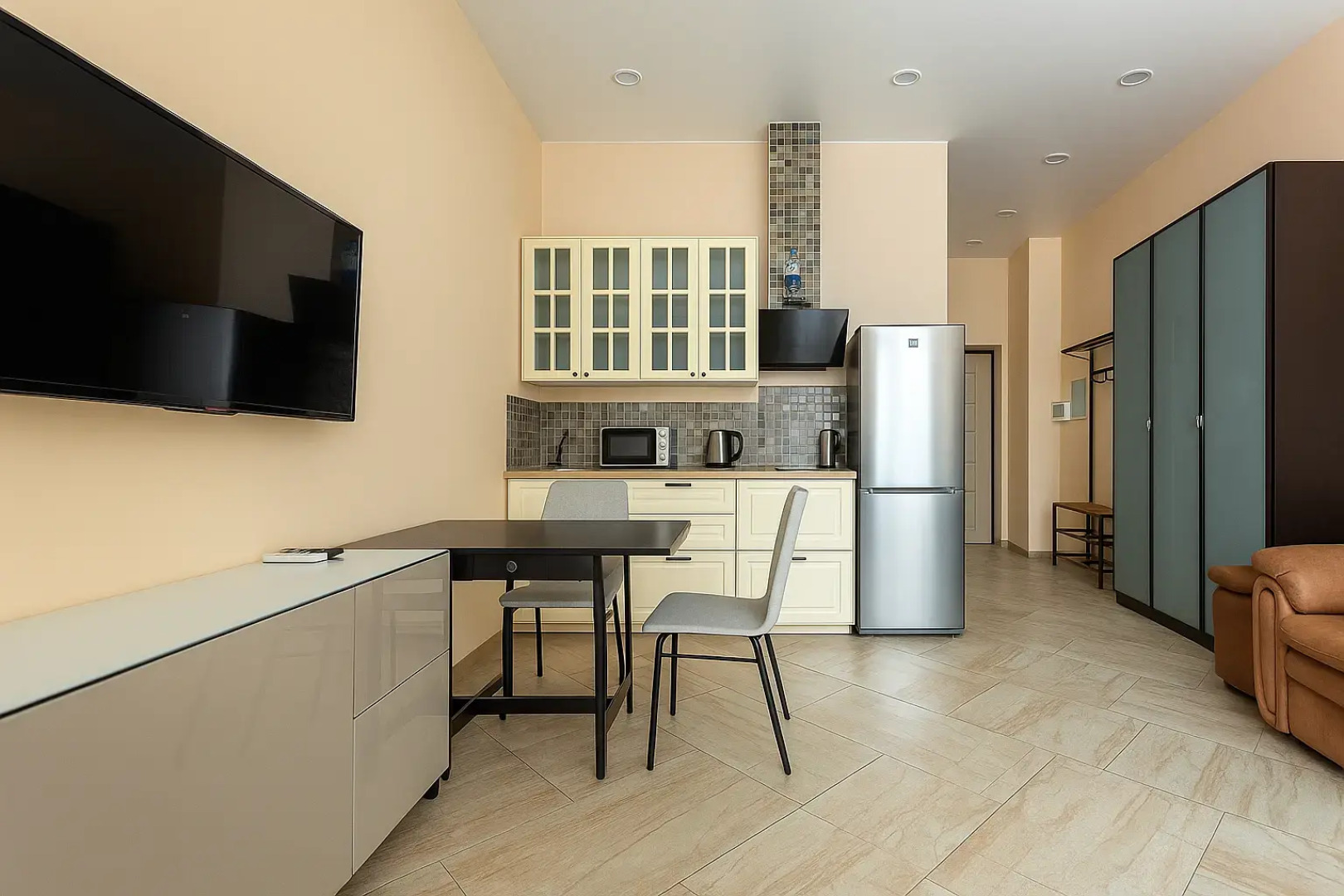 Квартира для 4х гостей в минуте от моря с оборудованной кухонной зоной и просторным душем