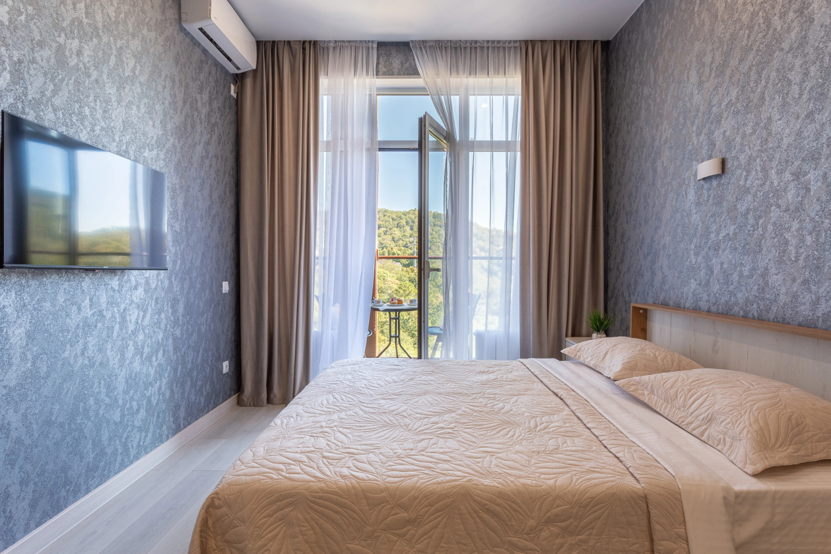 Студия с балконом и видом на горы. Аллея 392