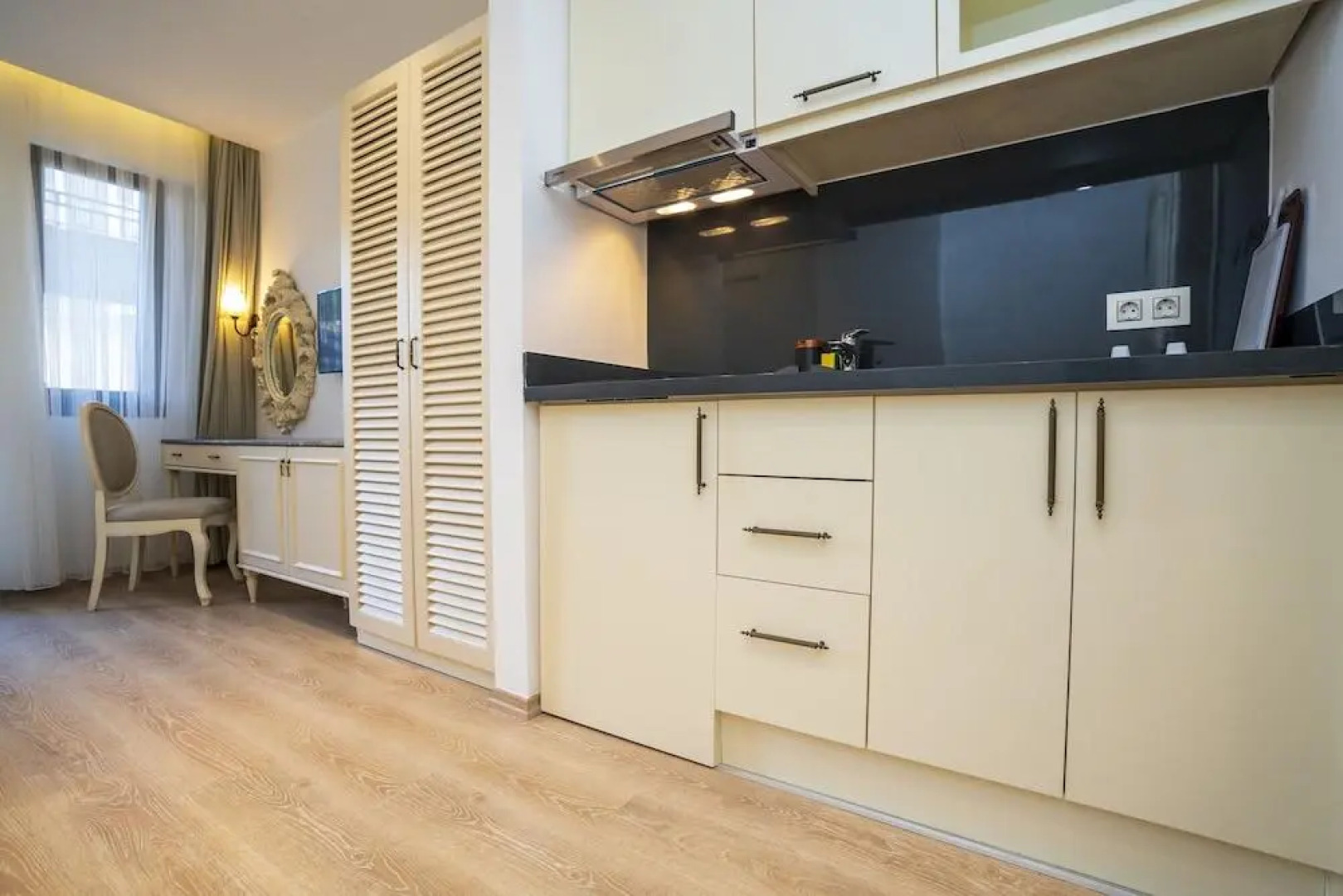 Апарт-отель Channel Suites