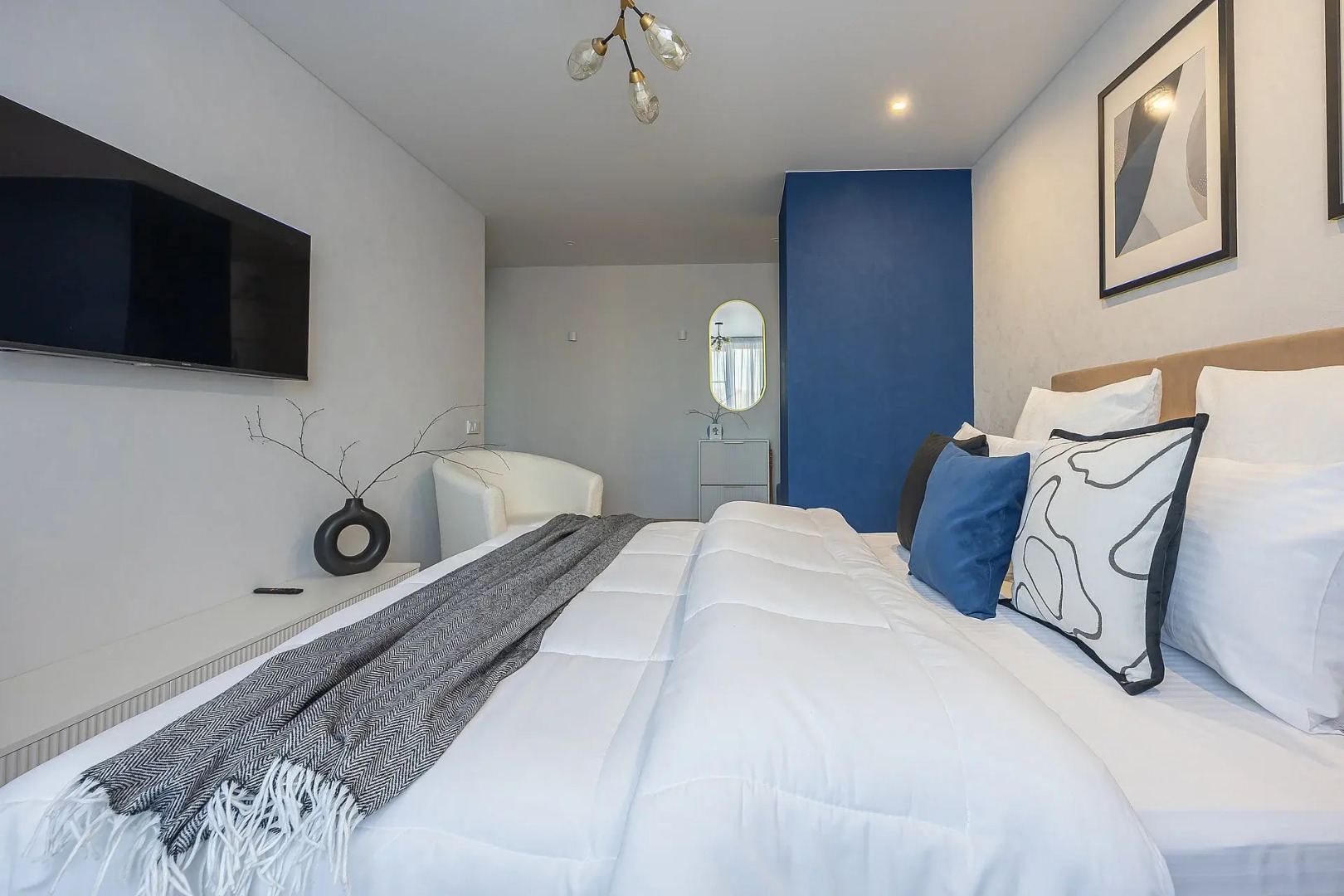 Апартаменты улучшенные, в центре города, с тремя спальнями