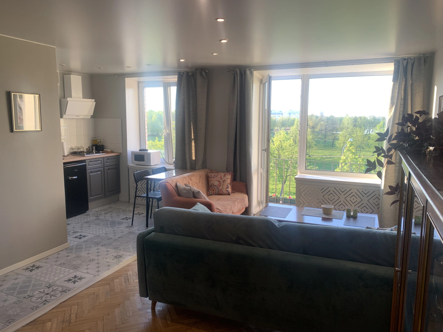 Апартаменты квартира с видом в центре Петергофа