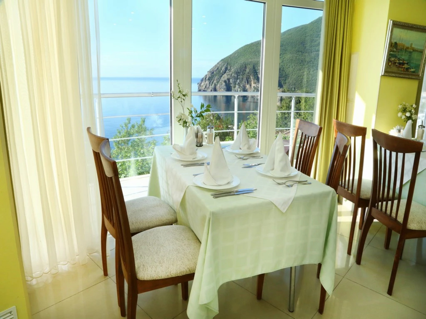 Отель Мажестик