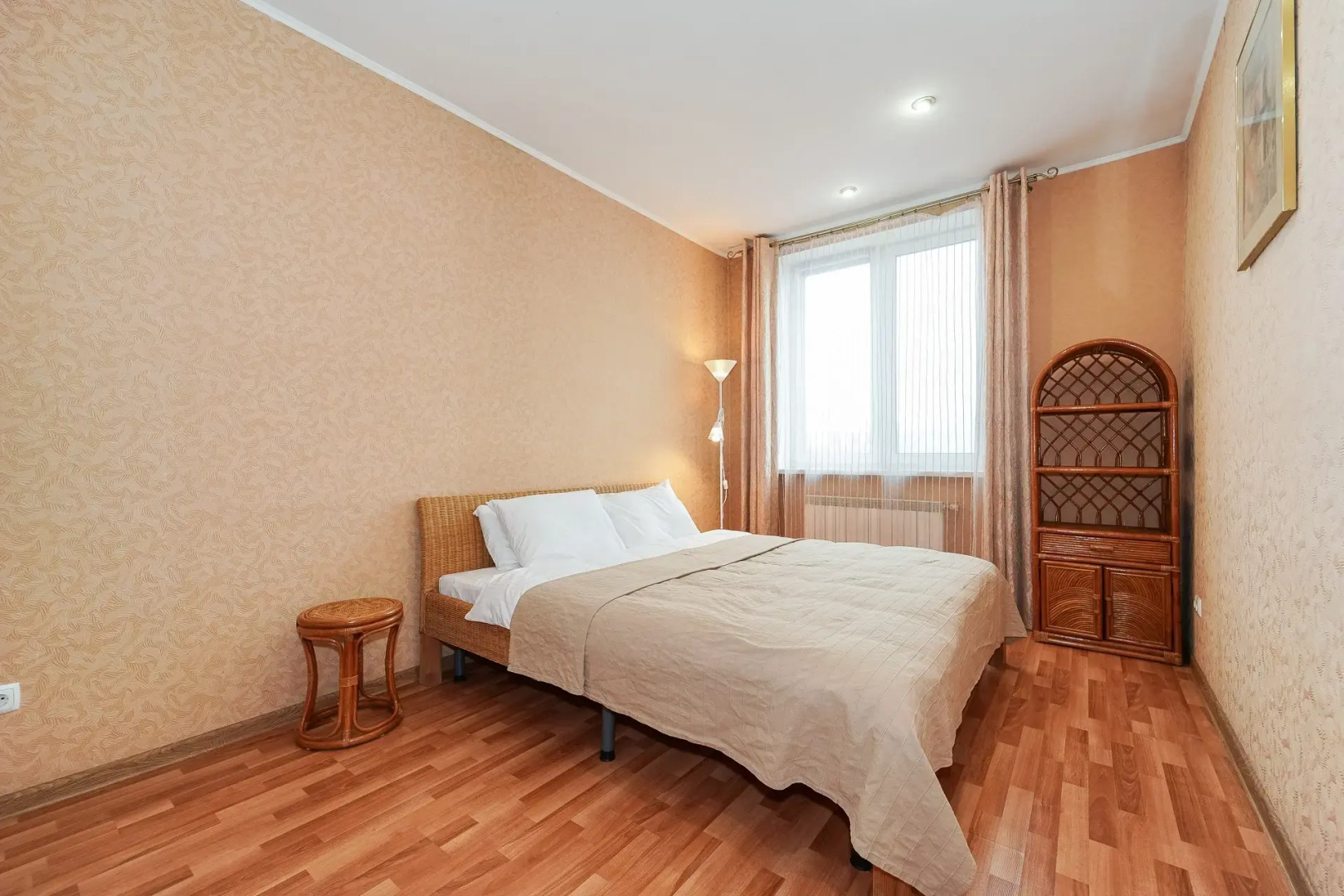 Квартира Просторная 3-комнатная в Центре Возле Метро