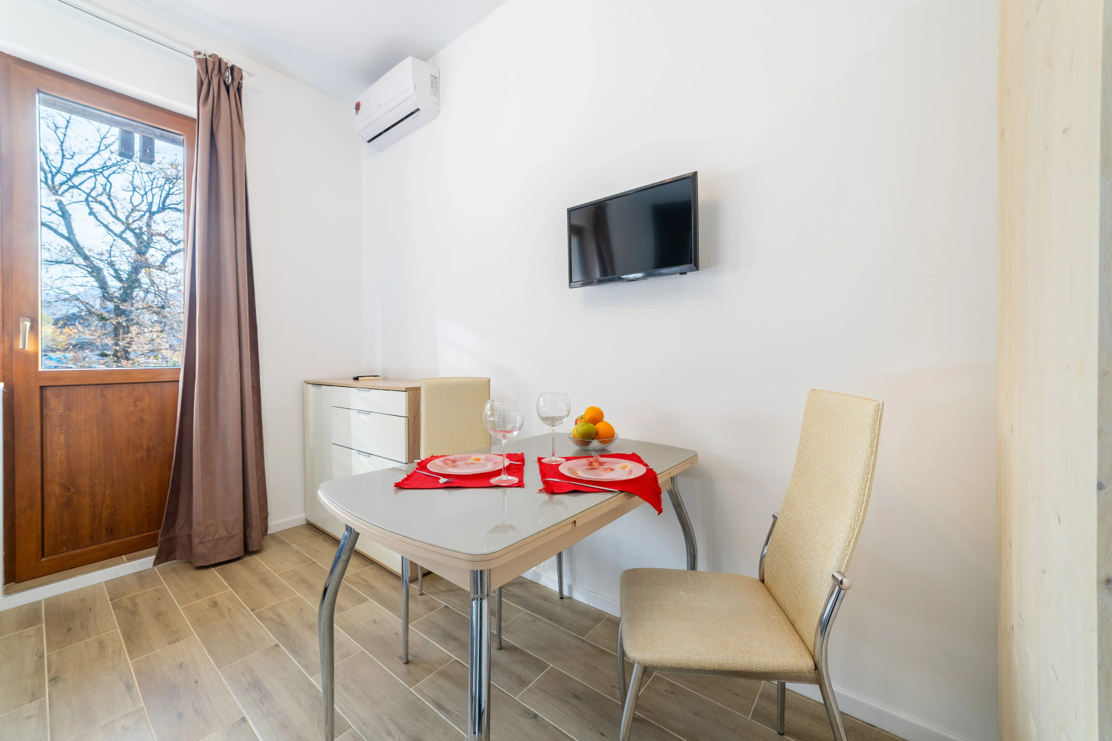 Апартаменты Просторная студия с балконом и видом на горы