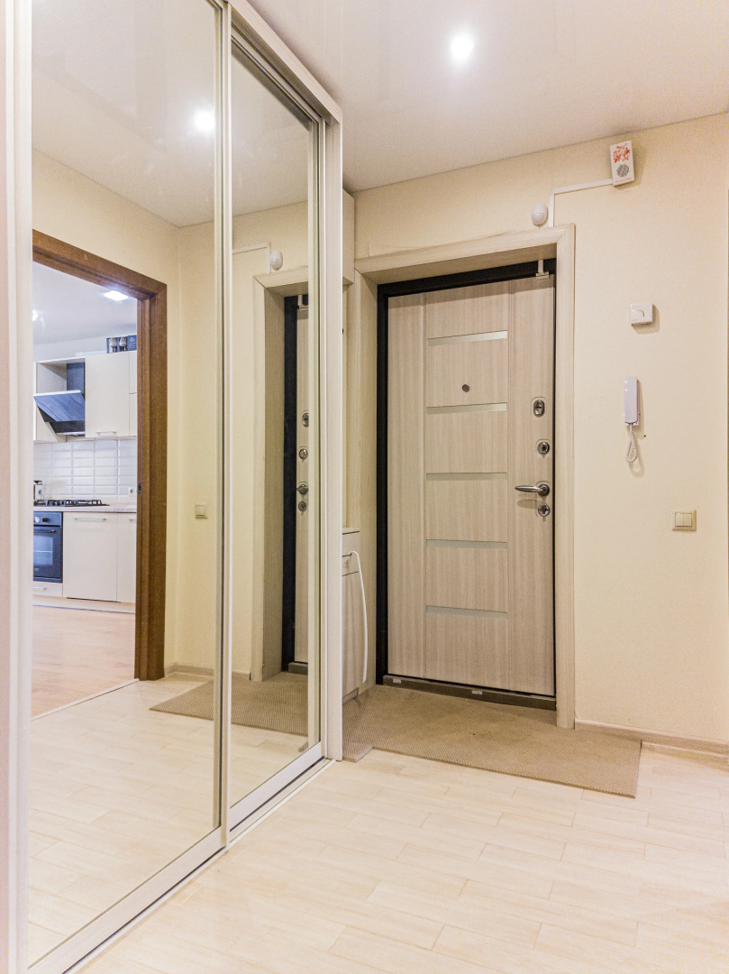 Апартаменты двухкомнатные в светлых тонах вблизи центра города