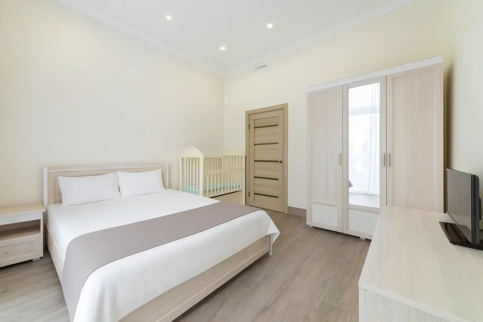 Квартира просторная для 6х гостей с кроваткой и пеленальным столиком для детей и кухонной зоной