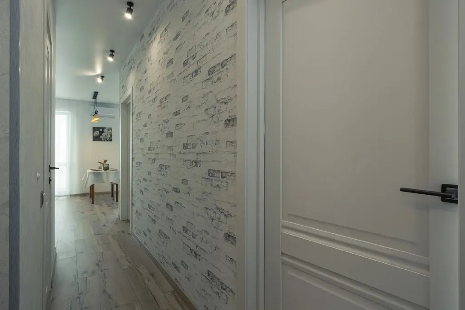 Квартира от компании Хоум Отель на Ново- Садовой  215Б