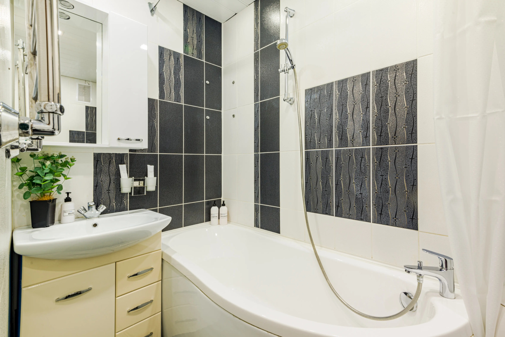 Квартира 1-к у залива на Маркова 8/2 от RentAp, 4 сп.места