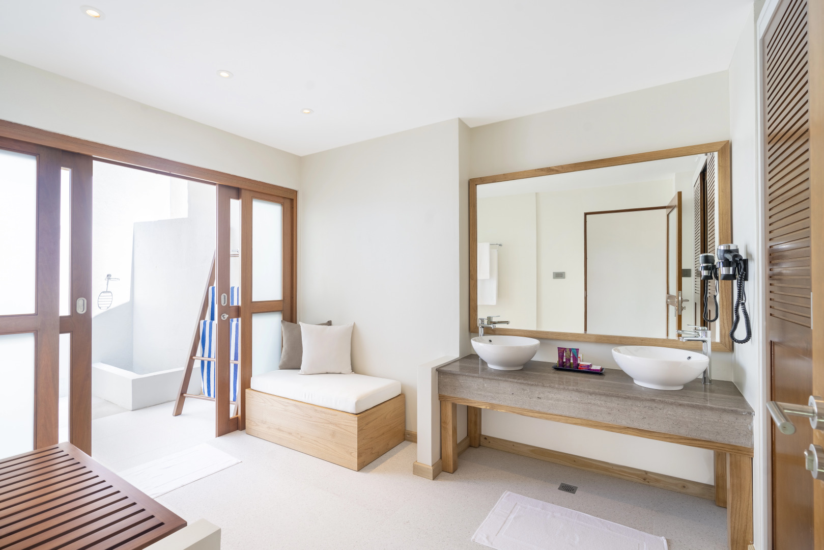 Отель Ellaidhoo Maldives by Cinnamon