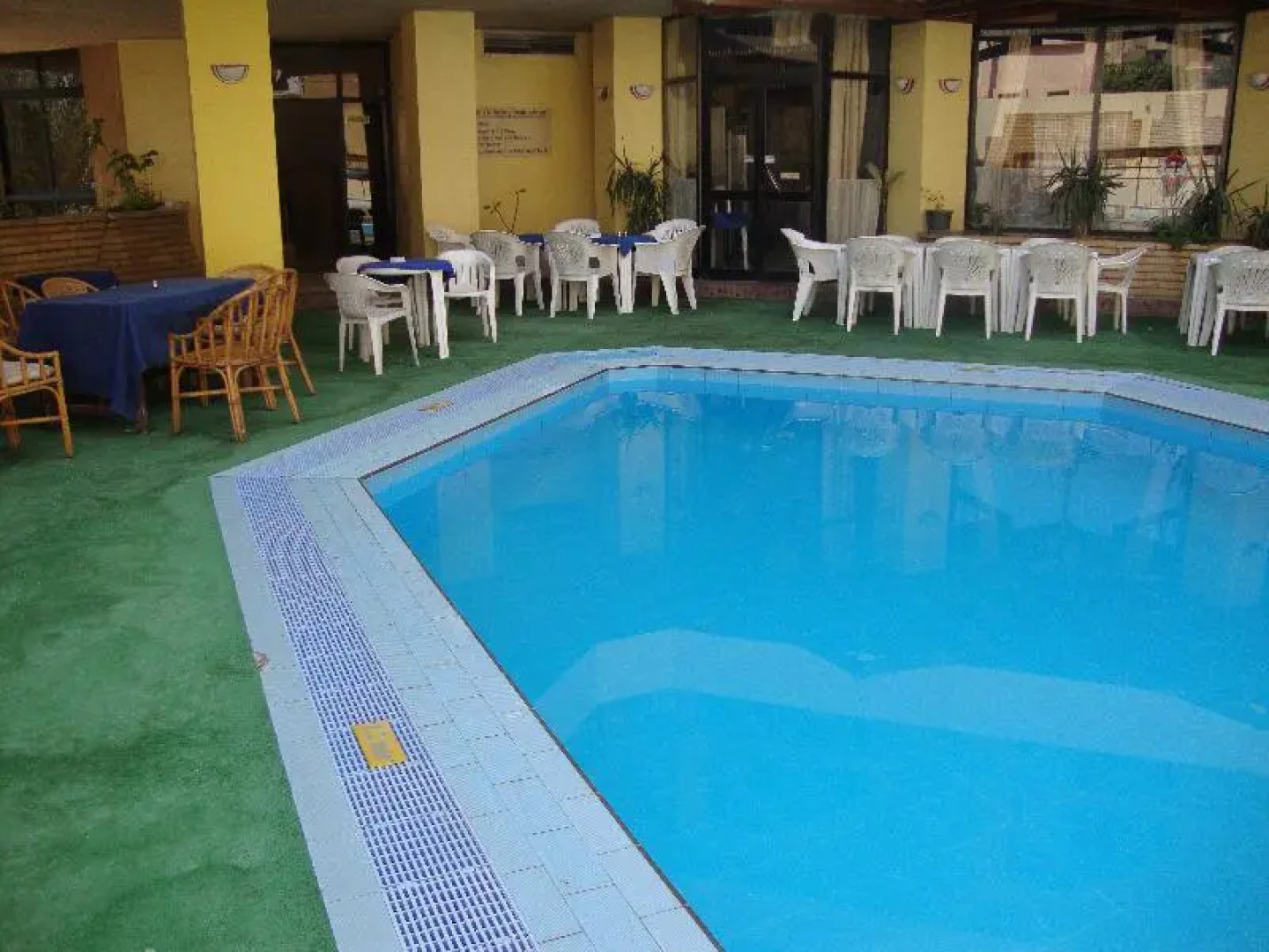 Отель Gaddis Hotel, Suites and Apartments