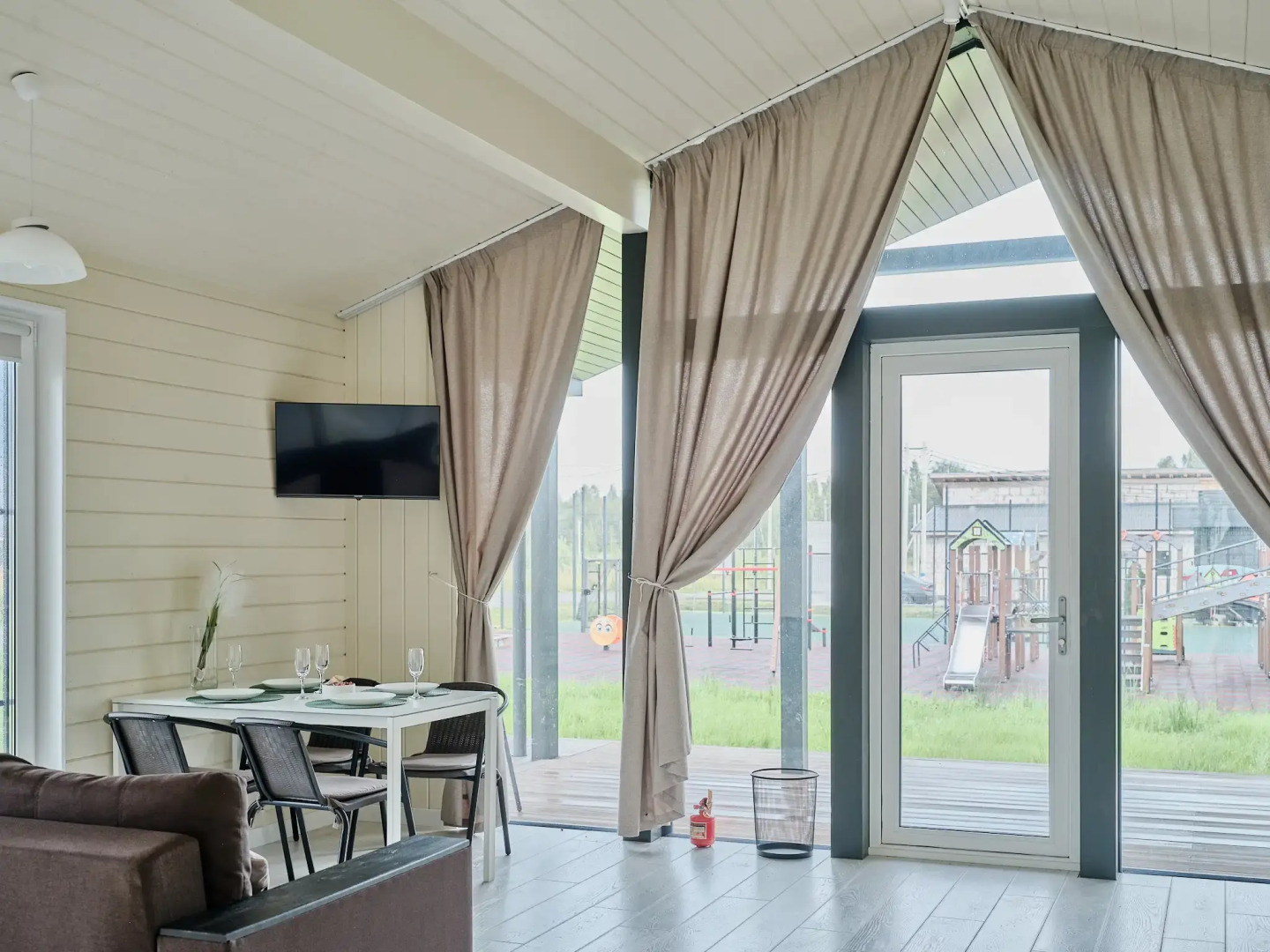 Частный дом с сауной, детской и спортивной площадкой