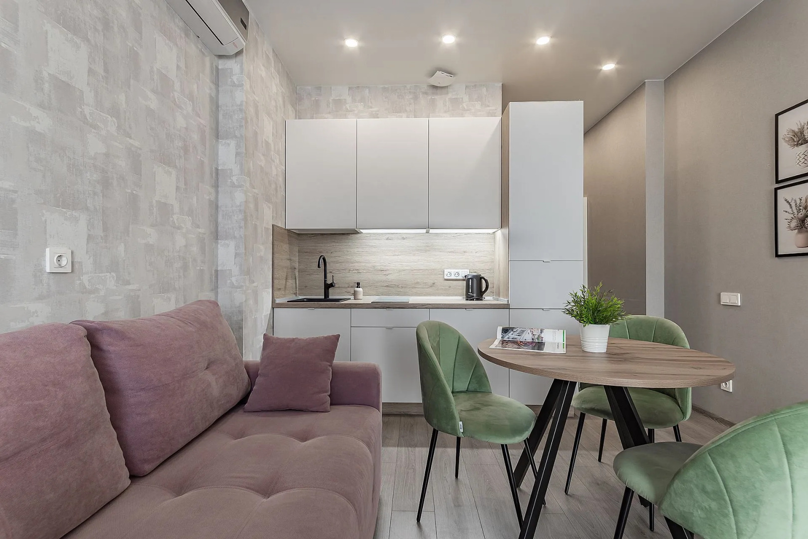 Апартаменты Просторная студия в центре на ул. Горького 23а Сова-Дом