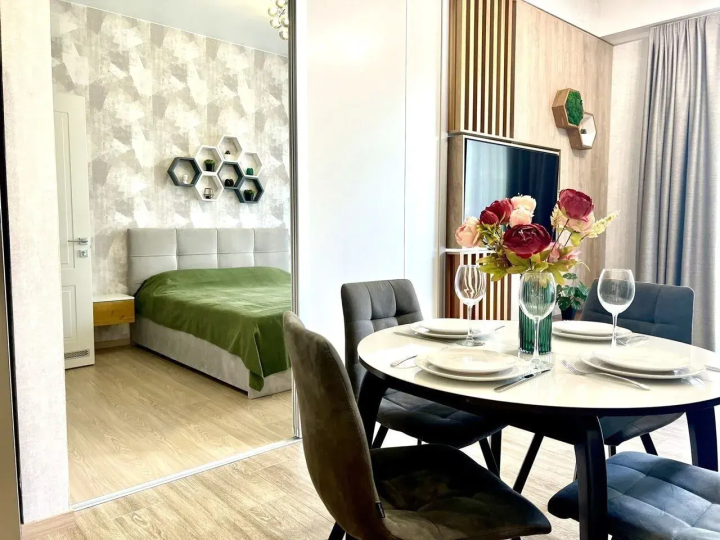 Апартаменты на Ялтинской улице, 12А. ЖК «Шато Лувр»