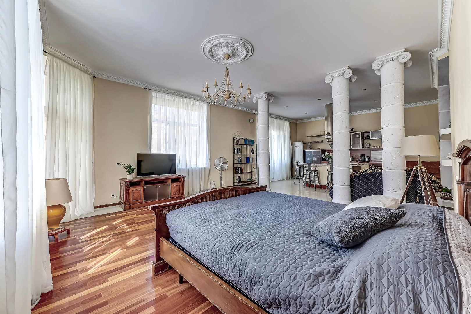 Апартаменты солнечная студия с круглым балконом