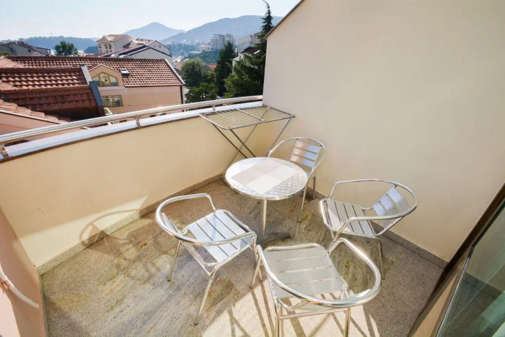 Отель Swiss Holiday