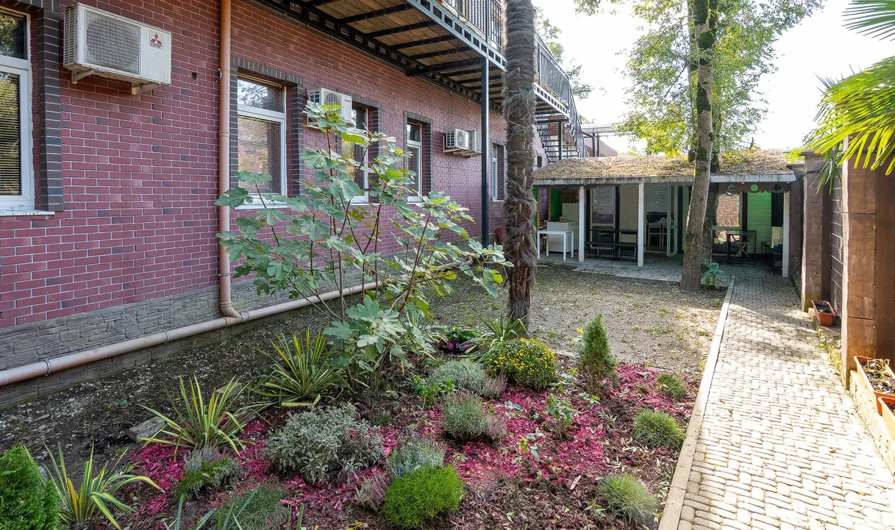 Отель Манжари