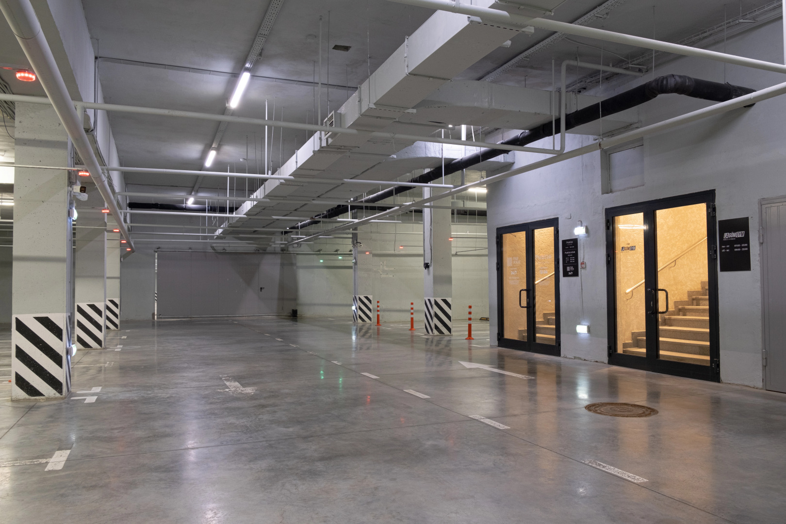 Отель FarFour Inn & Suite