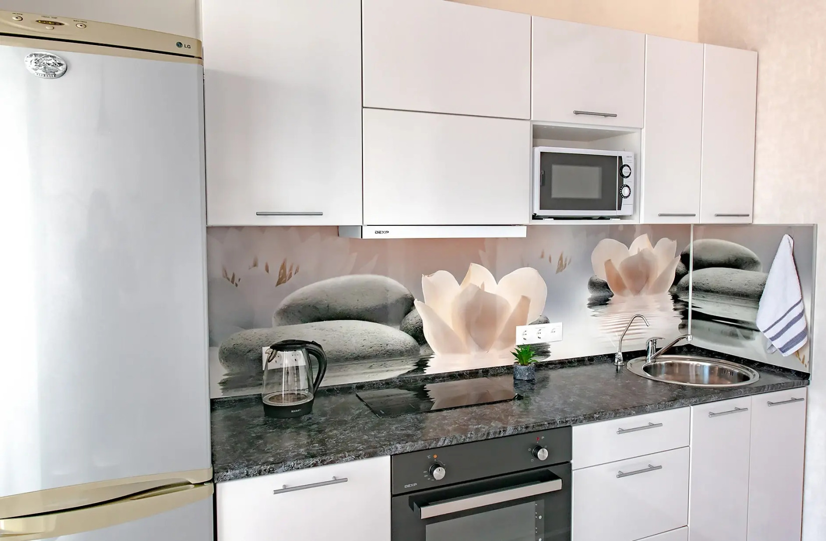 Апартаменты на высоком этаже, рядом с театром и мостом, недалеко от центра. Фастовская 29.