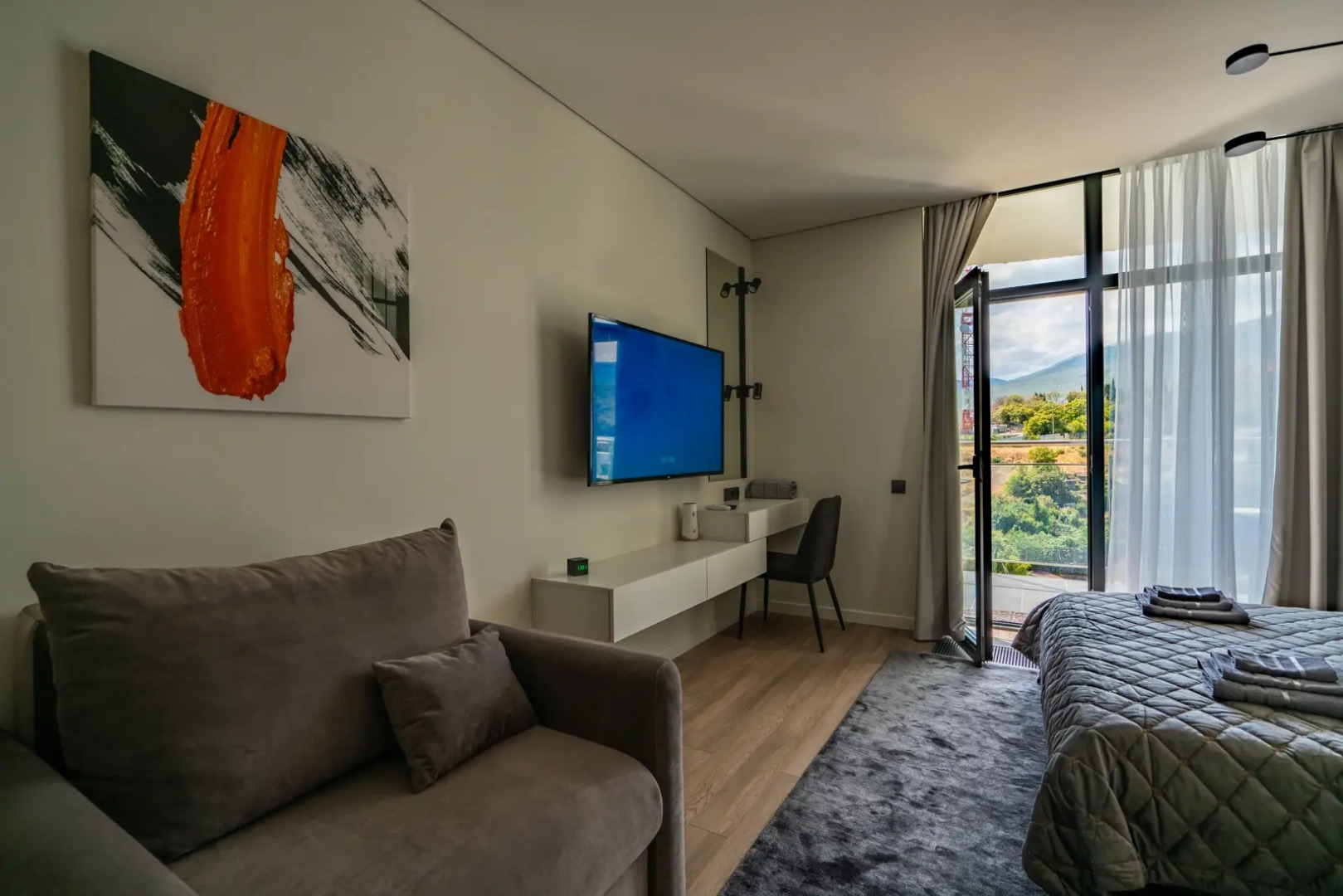 Апартаменты Дизайнерская студия LS-Green с боковым видом на море с 13 этажа