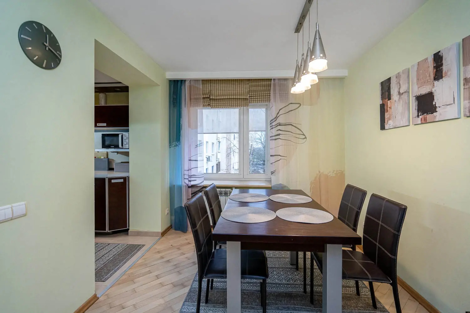 Апартаменты трехкомнатные на Мельникайте 16