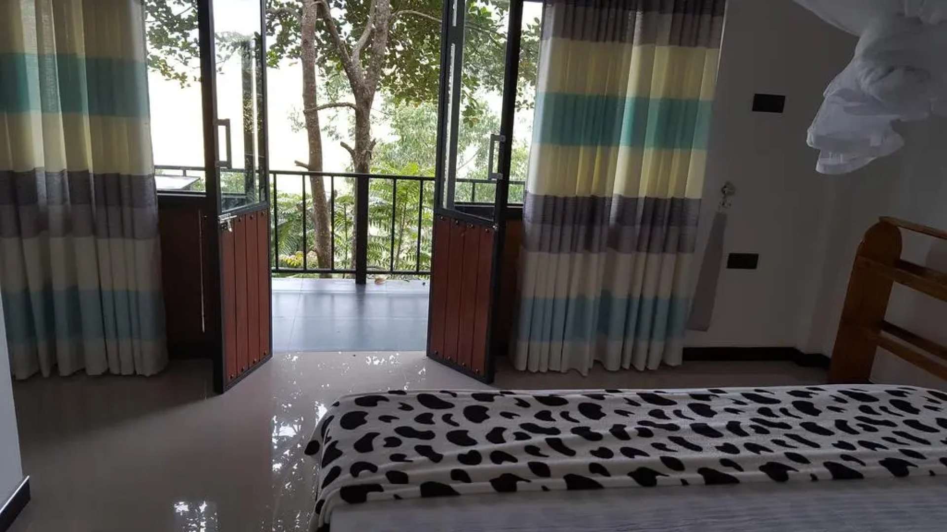 Отель Cloudy Hill Cottage