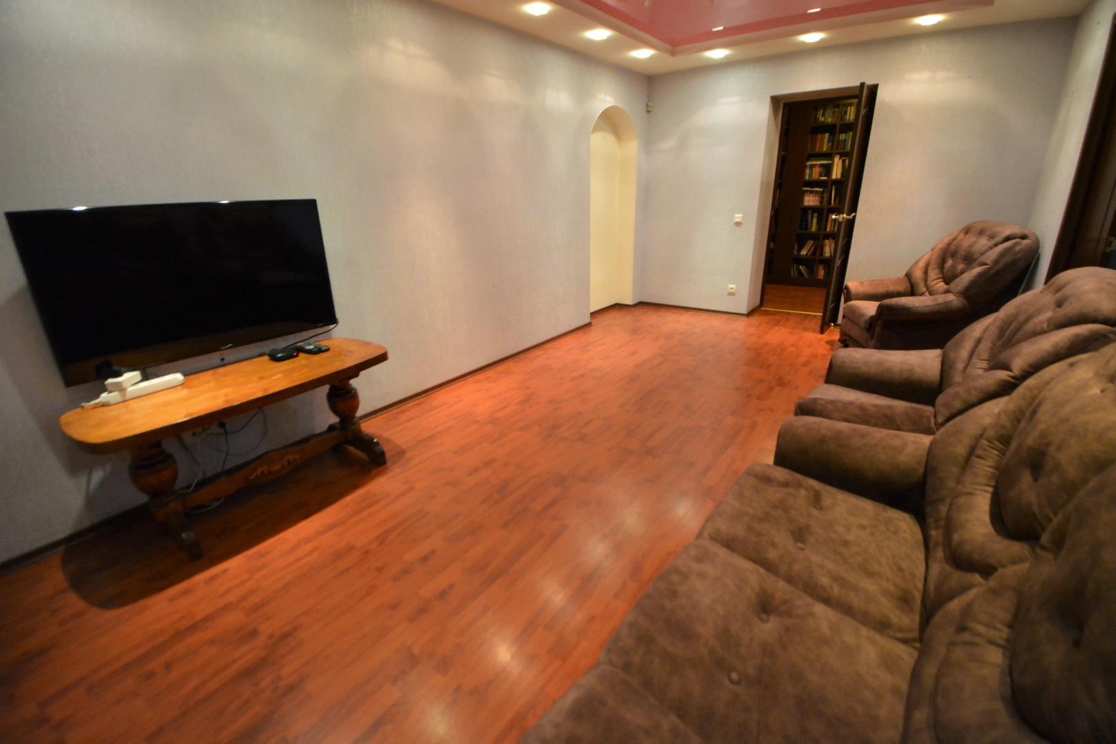 Квартира трёхкомнатная с двумя уборными лифтом и балконом