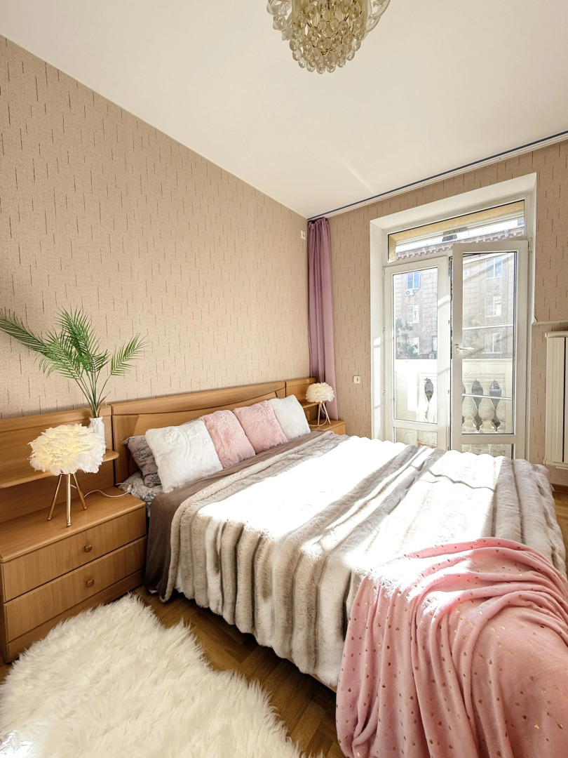 Квартира Уютная Двухкомнатная с Балконом в Центре Города