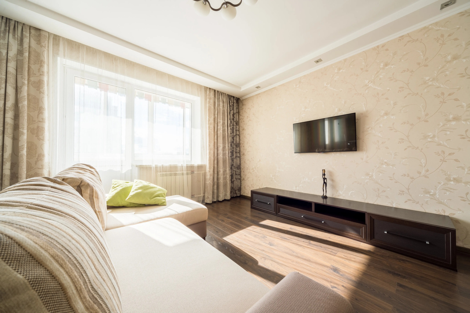 Квартира Тёплая солнечная возле БЦ Первая Башня