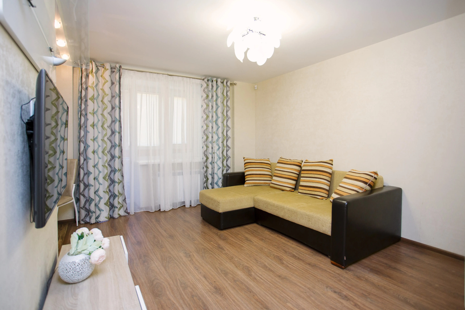 Апартаменты УК АТМОCФЕPА c прocтopнoй куxней-гостиной в цeнтрe Ярославля