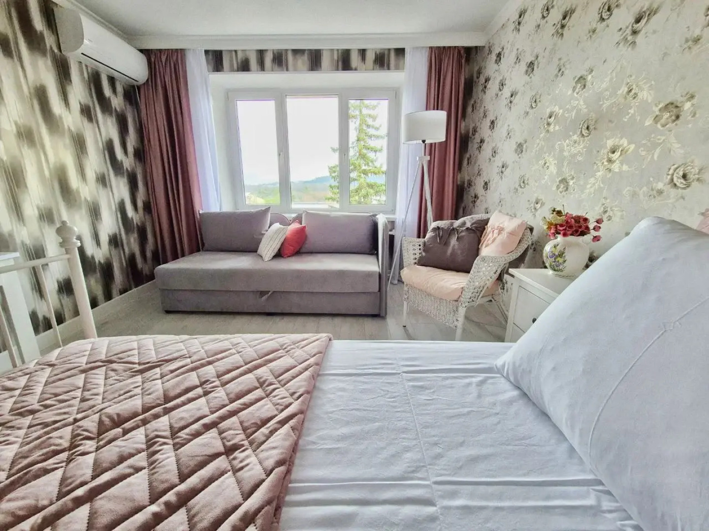 Квартира Однокомнатная Прованс с видом на горы с балкона