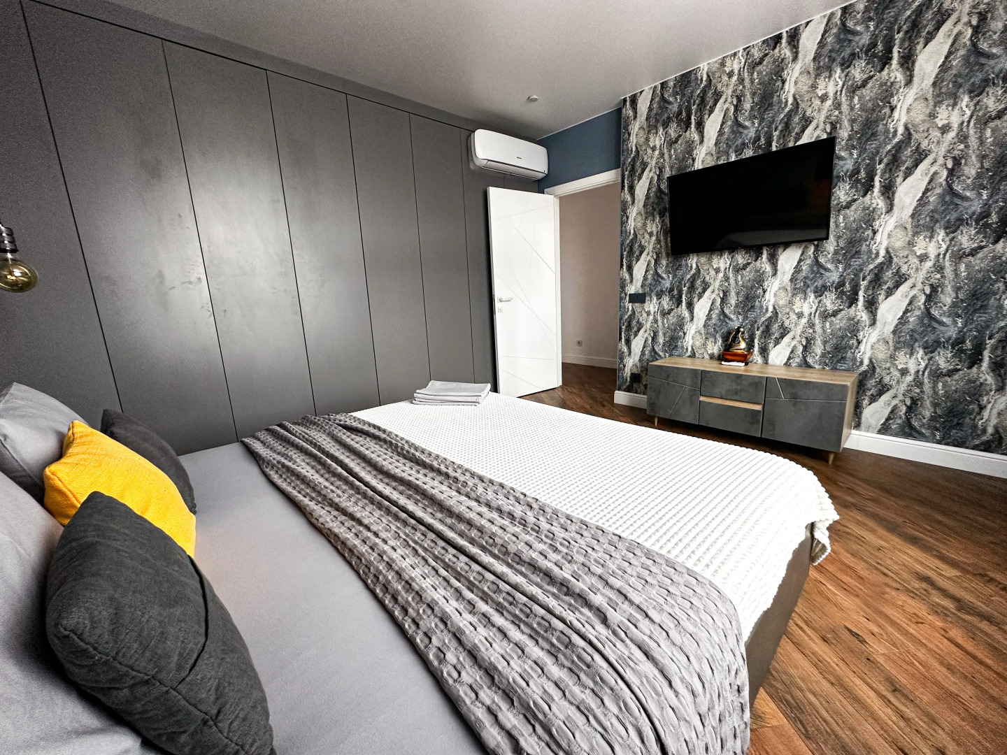 Апартаменты GEOMETRY - Просторная квартира с панорамным видом на реку в центре