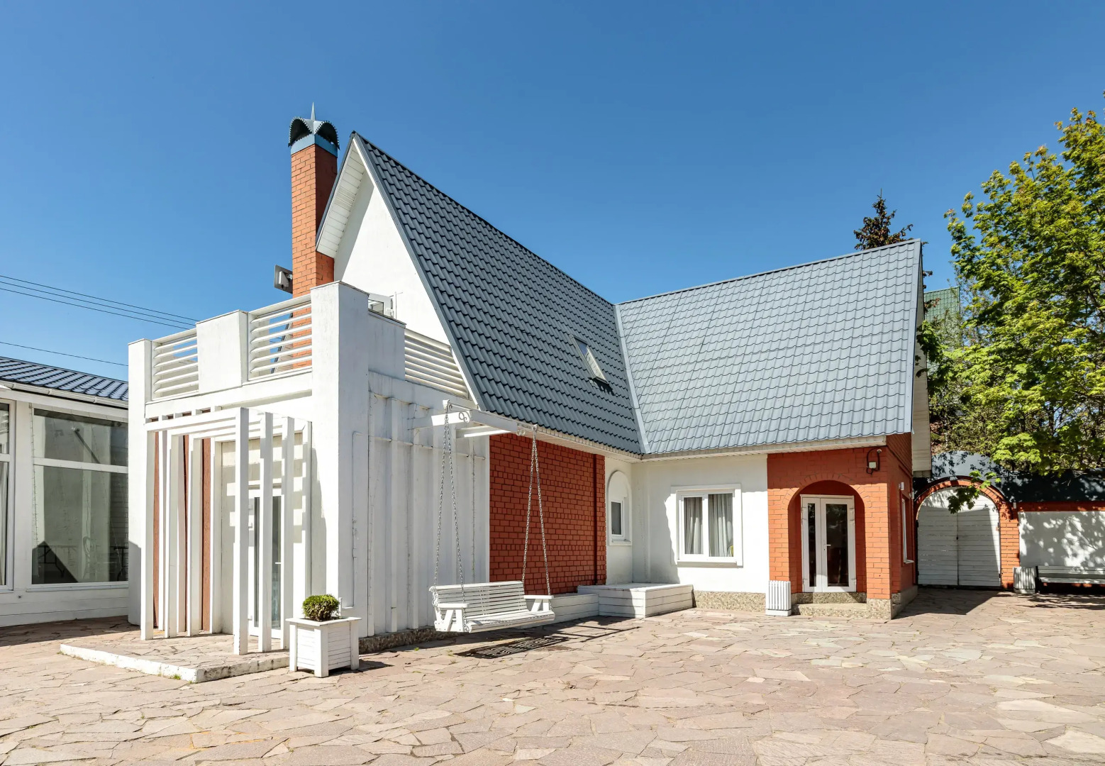 Гостевой Дом на берегу озера с верандой в Новой Москве