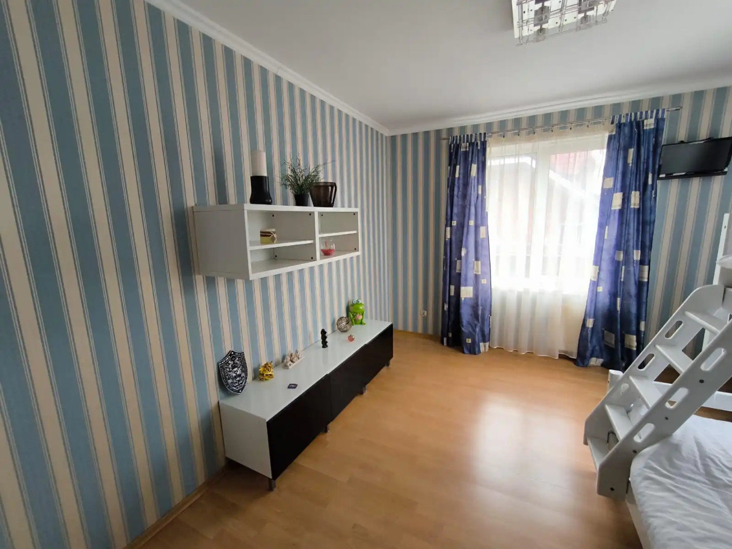 Частный дом с бассейном, сауной и камином