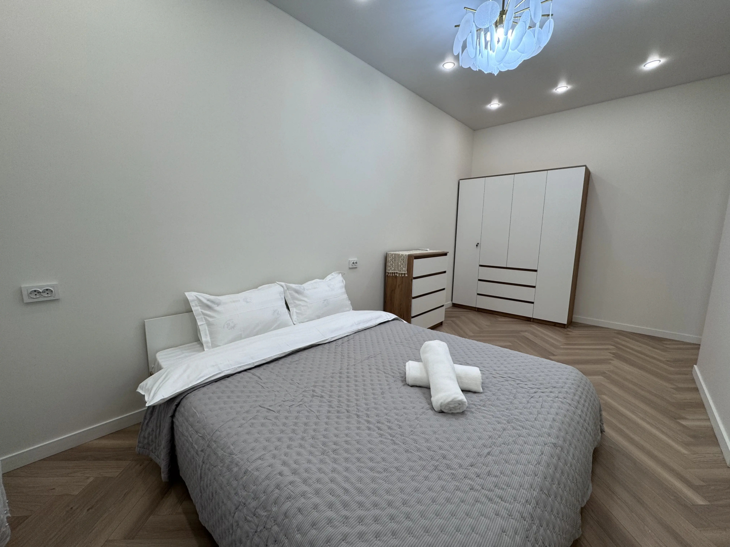 Квартира 700 возле метро с развитой инфраструктурой