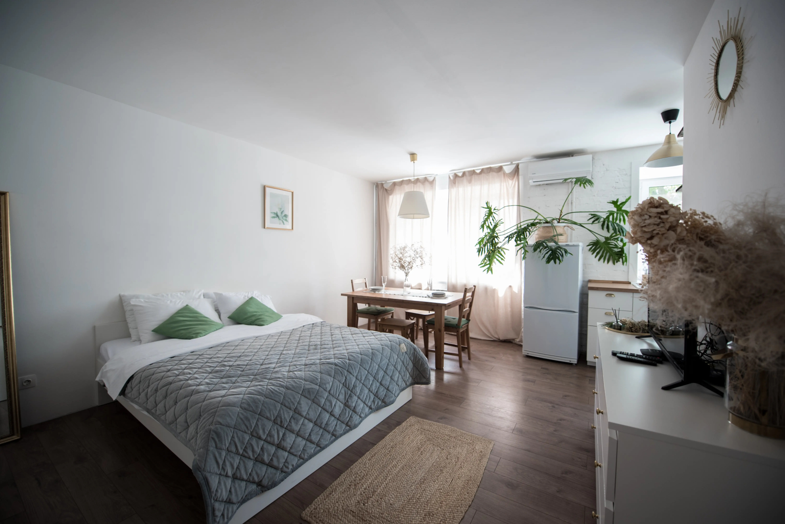 Апартаменты Smile Apartments Уютные в Самом Центре Города 1