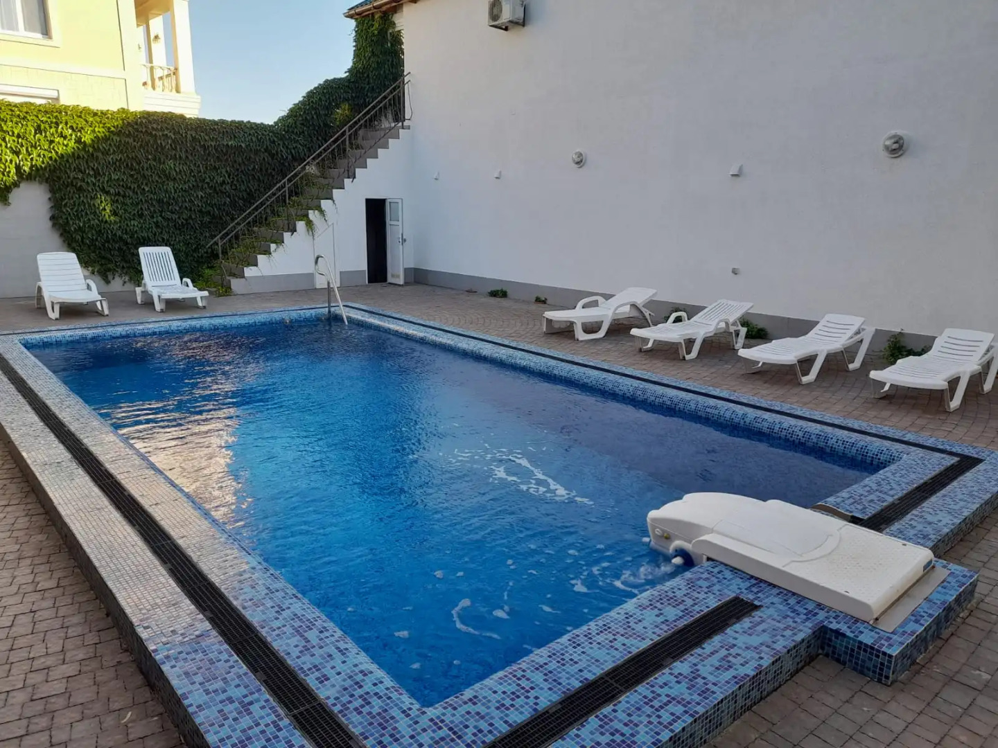 Частный Дом на Берегу Моря с Бассейном