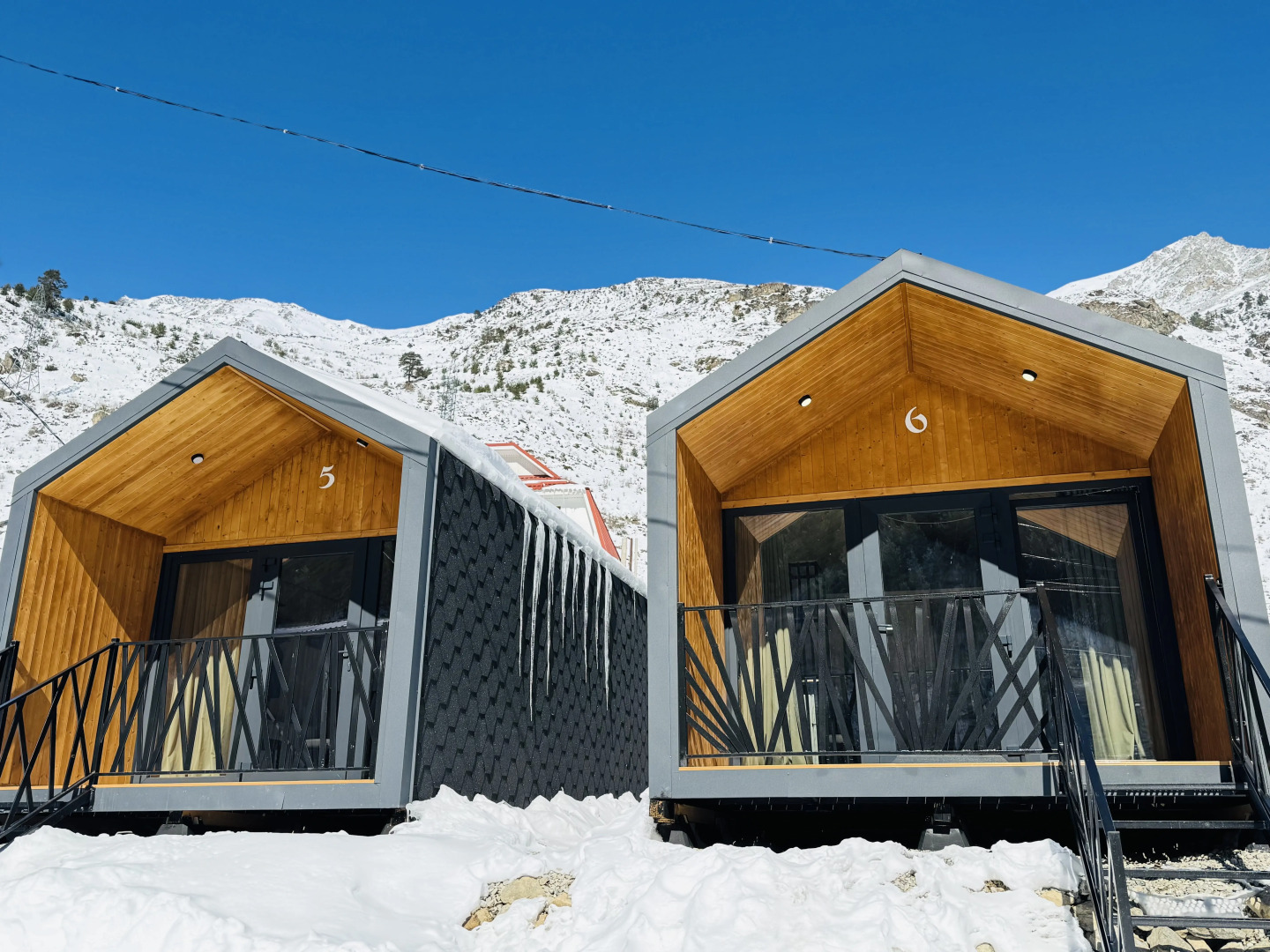 Частный дом в дизайнерском стиле с видом на лес, горы