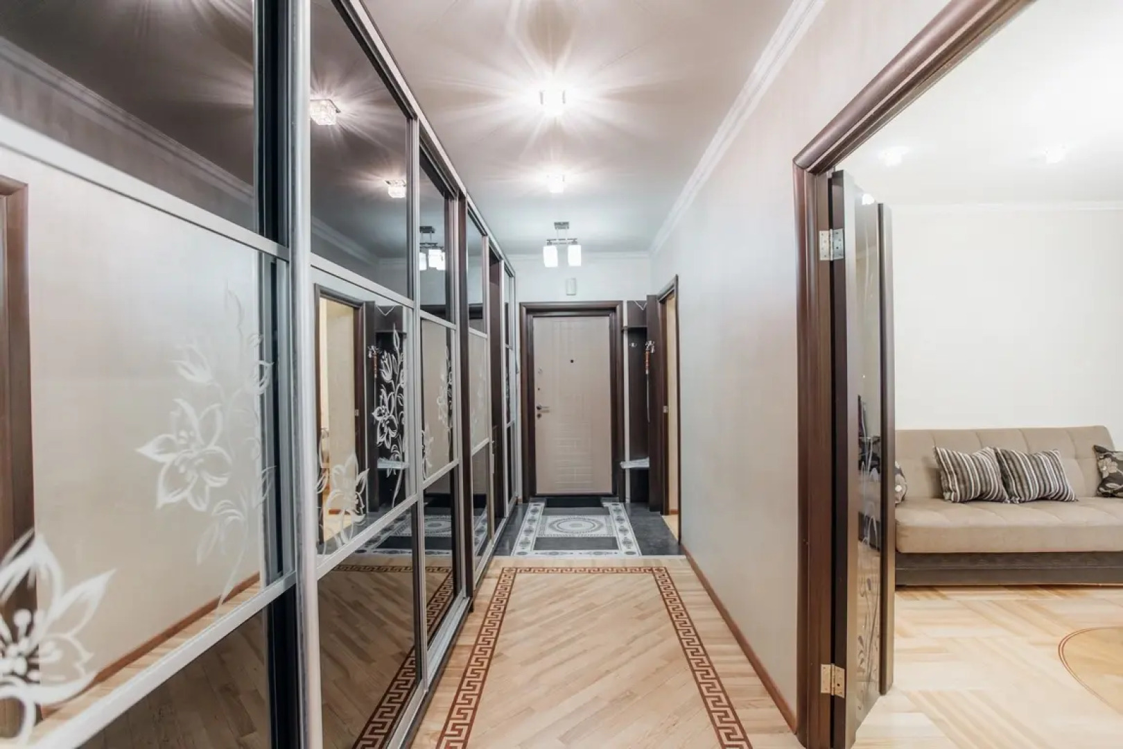 Трехкомнатные апартаменты возле Музея Космонавтики в Новом доме с Панорамными окнами 1/16