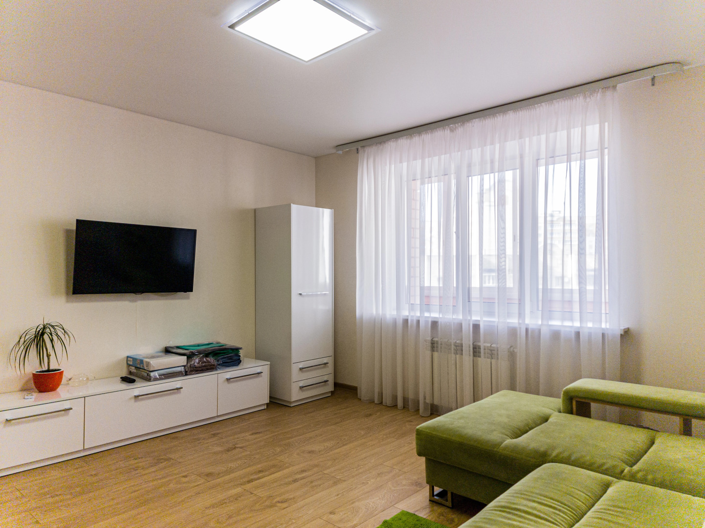 Апартаменты двухкомнатные в светлых тонах вблизи центра города