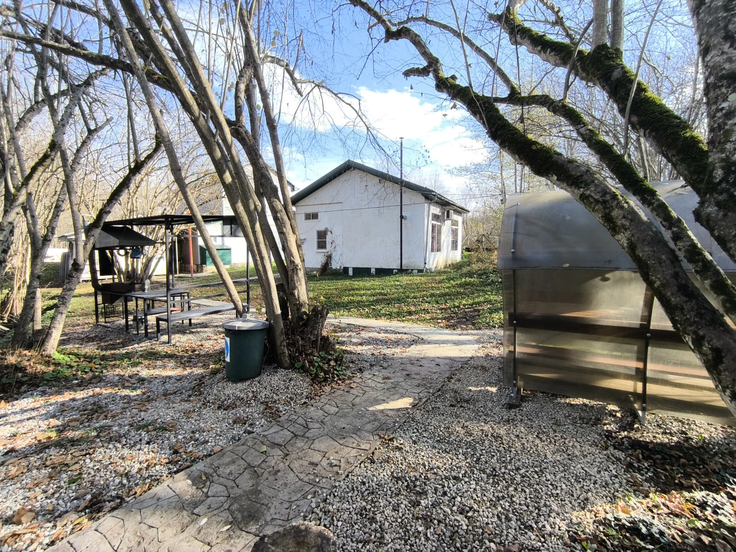 Частный дом у горной реки