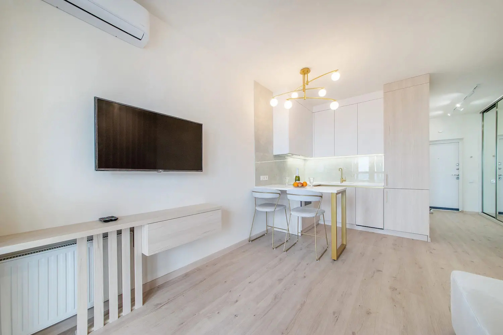 Квартира на сутки В 3 минутах от метро Парк Челюскинцев Подходит для командировок и отдыха Самозаселение Wi-Fi Кондиционер Кухня объединена с жилой зоной Отдельная спальня