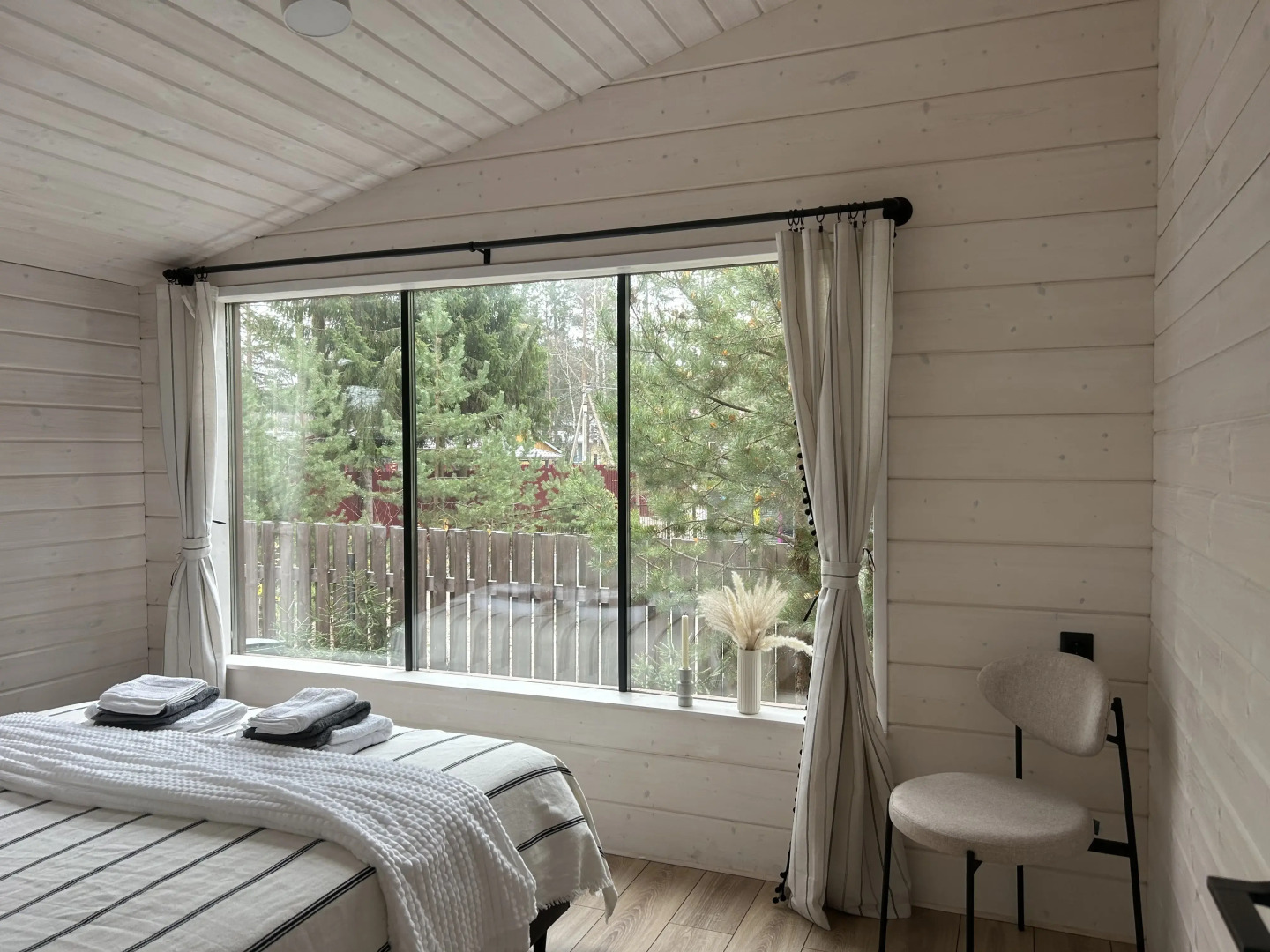 Частный дом у озера с террасой Сосновый дом